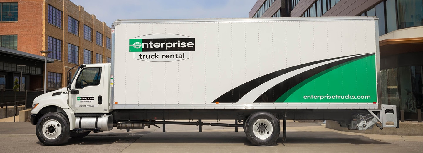 Vista lateral del camión estacionado con el logotipo de Alquiler de vehículos de carga de Enterprise