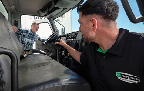Empleados cargando un camión de Alquiler de vehículos de carga de Enterprise