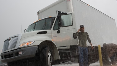 Conductores de camiones bajo la lluvia